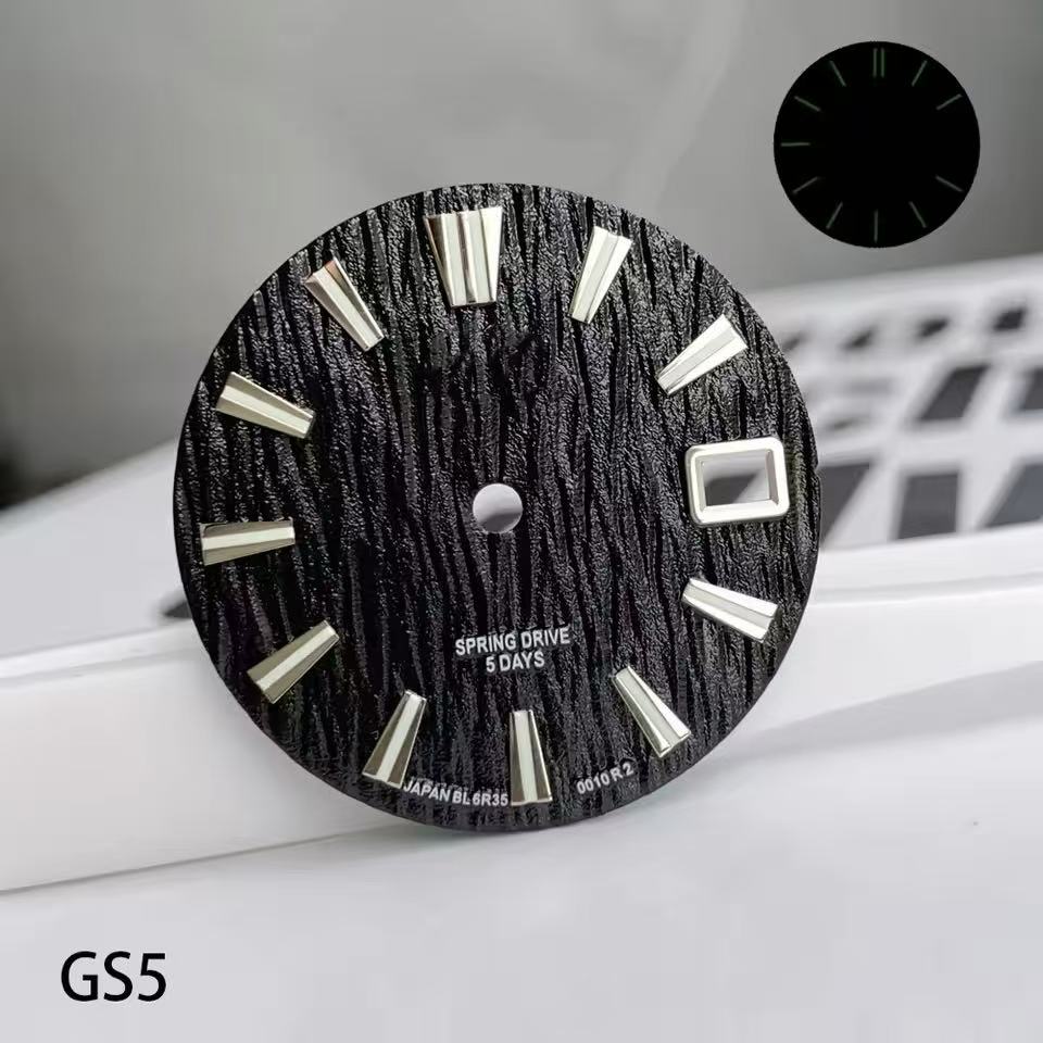 ساعة ميكانيكية خضراء مضيئة بقط - مراجعة Reel Case وسعره